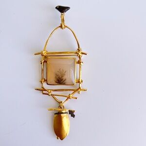 18K and 22K gold  brooch with dendritic agate and bird